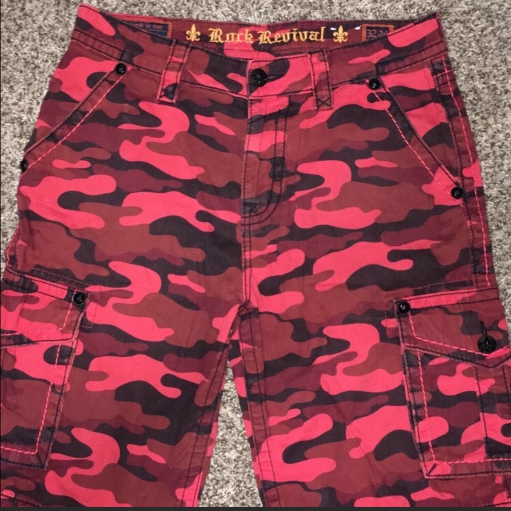 Red camo ROCK REVIVAL SHORTS SIZE 32
